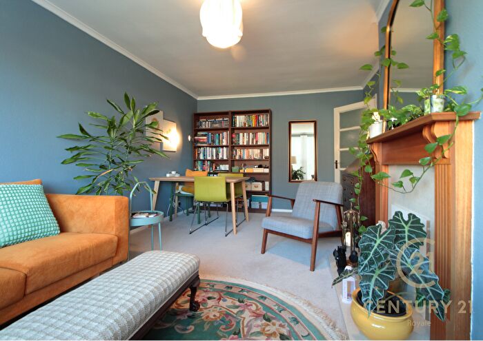 2 Bedroom Maisonette For Sale In Regent Road, Berrylands, Surbiton, KT5