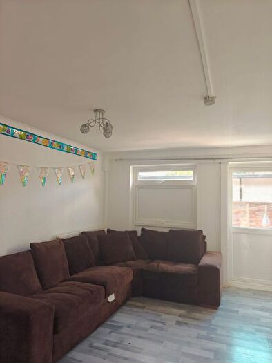 1 Bedroom Semi-Detached House To Rent In Bensham Manor Road, Thornton Heath, CR7