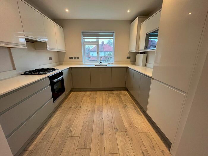 3 Bedroom Flat To Rent In Pennine Drive, Cricklewood, London, NW2