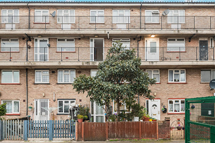 2 Bedroom Flat For Sale In Kennedy Avenue, Enfield, EN3