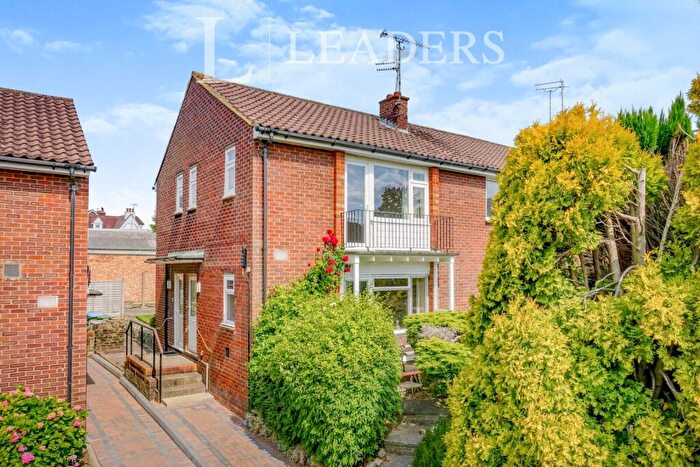 2 Bedroom Apartment For Sale In Queens Court, Queensway, Horsham, RH13