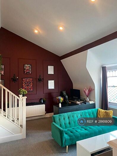 Studio To Rent In Kings Avenue, London, N10