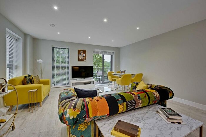 2 Bedroom Flat For Sale In Queens Road, Weybridge, KT13