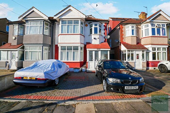 4 Bedroom Semi Detached House For Sale In Bawdsey Avenue, Ilford, IG2