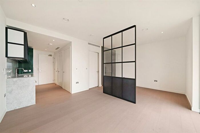 Studio To Rent In The Wardian, London, E14