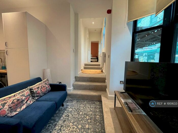 1 Bedroom Flat To Rent In New Briggate, Leeds, LS2