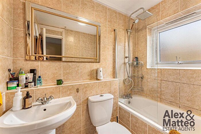 2 Bedroom Flat For Sale In Farrow Place, Canada Water, SE16