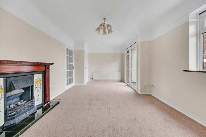 2 Bedroom Flat For Sale In Matlock Road, Leyton, E10