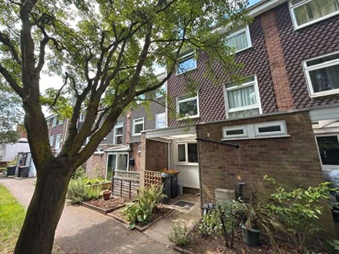 3 Bedroom Town House To Rent In Oberon Court, Shakespeare Road, MK40