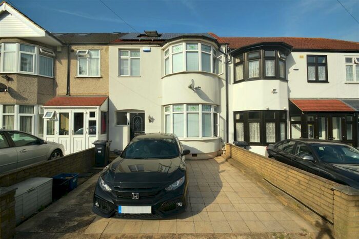 4 Bedroom House To Rent In Ridgeway Gardens, Redbridge, IG4