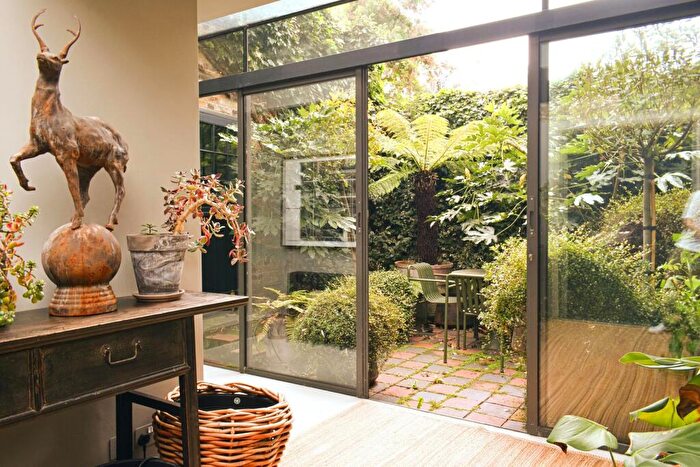 3 Bedroom Maisonette For Sale In London, SE11 - Photo 10