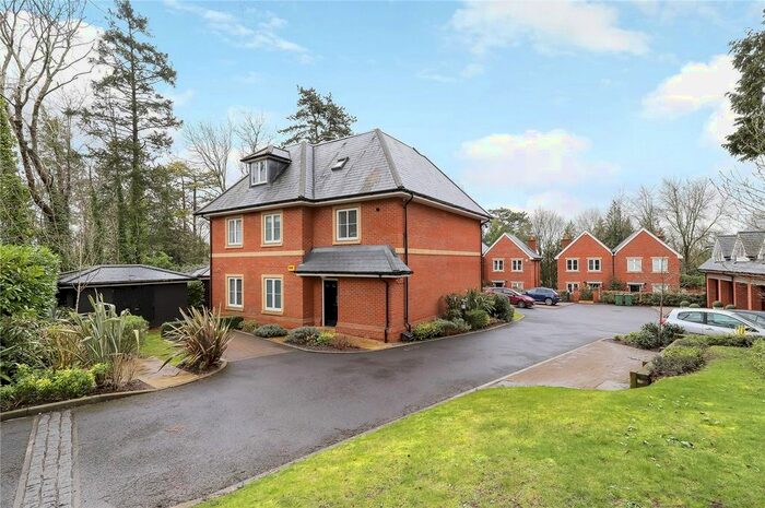 2 Bedroom Flat To Rent In The Limes, Sarum Road, Winchester, Hampshire SO22