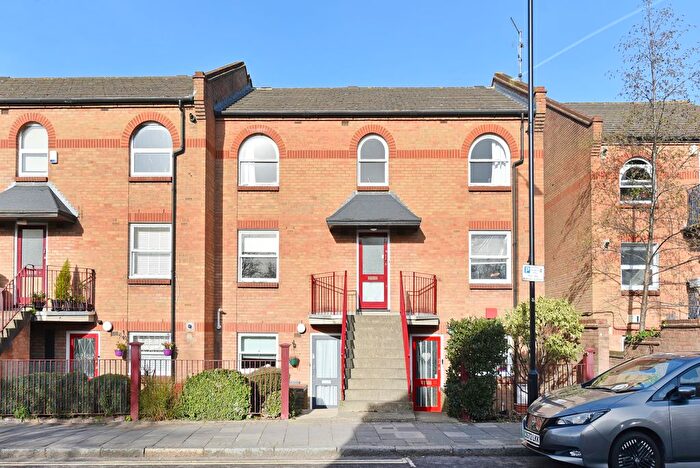 2 Bedroom Maisonette To Rent In Victoria Park Road, London, E9