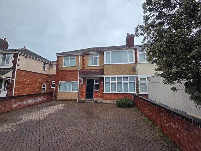 4 Bedroom House To Rent In Woodstock Gardens, Melksham, SN12