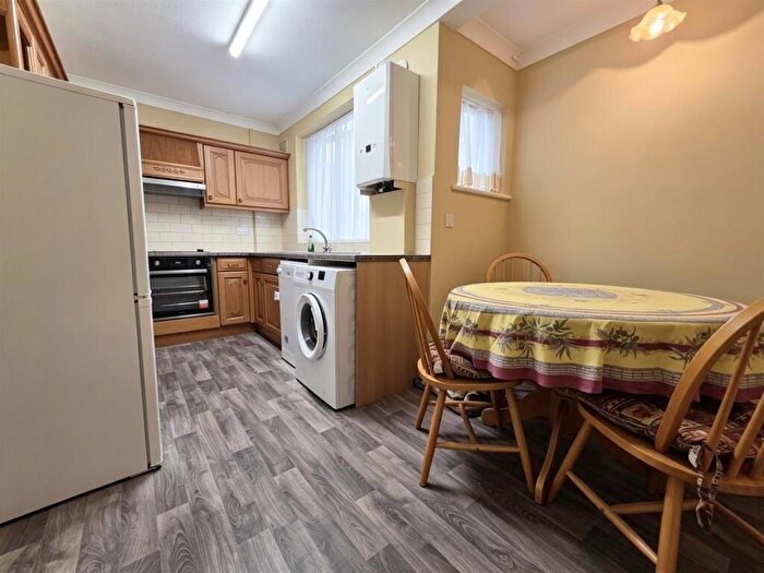 2 Bedroom Flat To Rent In Lincoln Court, Enfield, EN2