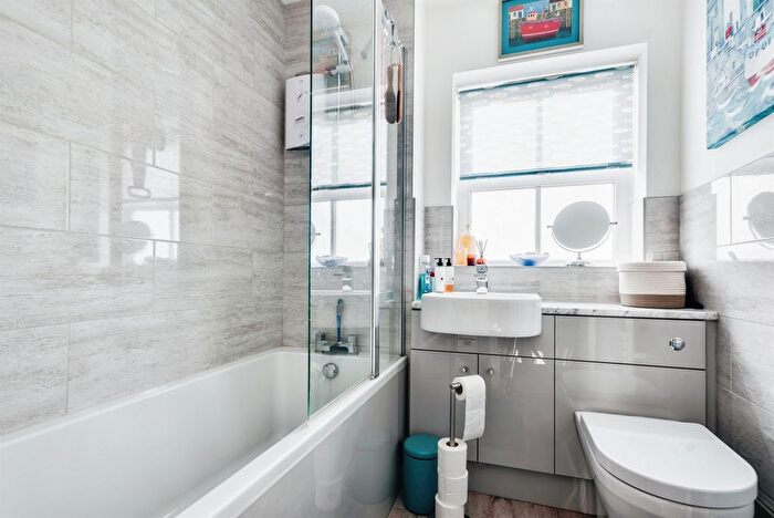 3 Bedroom End Of Terrace House For Sale In Highdown Way, Swindon, SN25