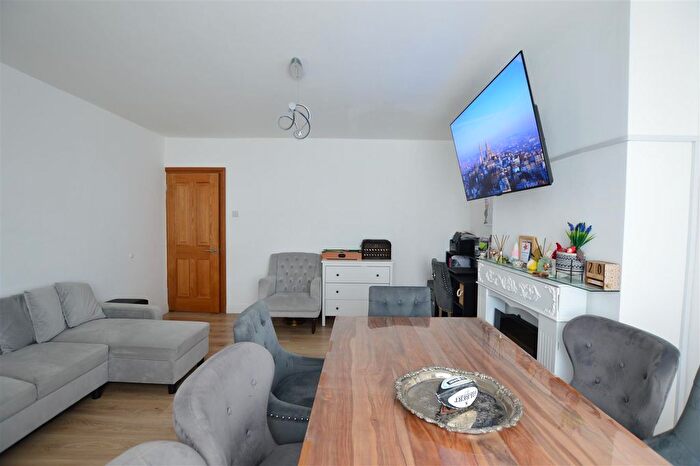 2 Bedroom Maisonette To Rent In Northcroft, Slough, SL2