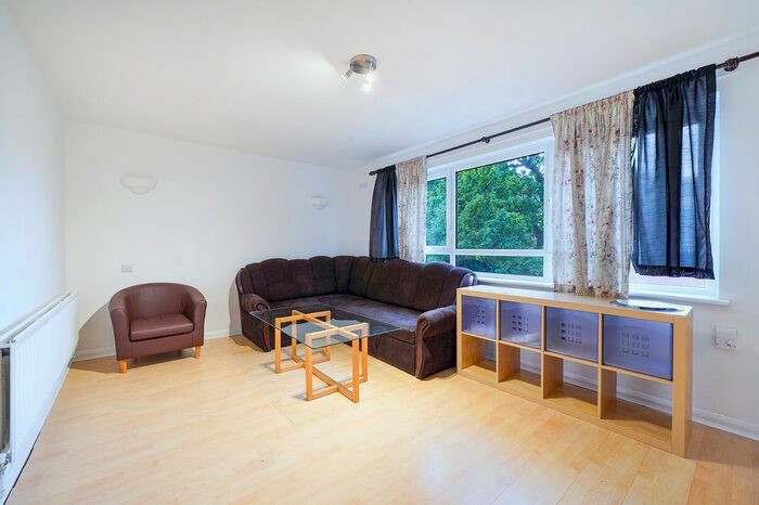 3 Bedroom Flat To Rent In Clarence Lane, London, SW15
