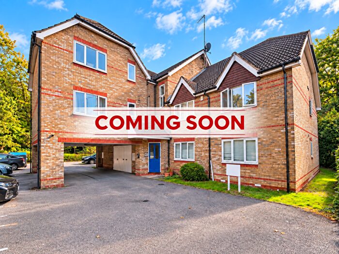 2 Bedroom Flat To Rent In Oaklawn, Woking, GU21