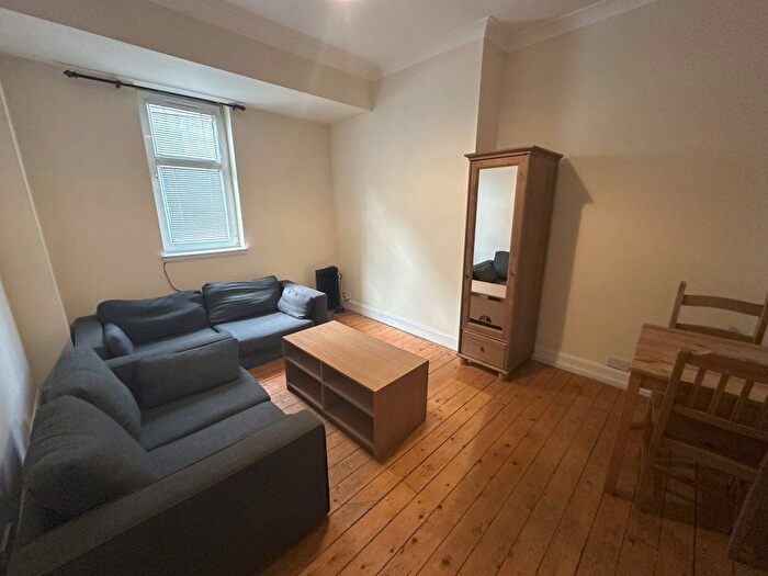 3 Bedroom Flat To Rent In Gorgie Road, Gorgie, Edinburgh, EH11