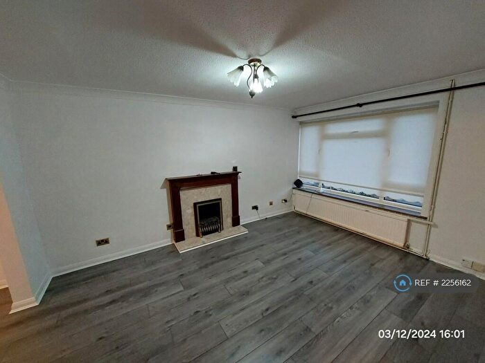 3 Bedroom Semi-Detached House To Rent In South Croydon, South Croydon, CR2