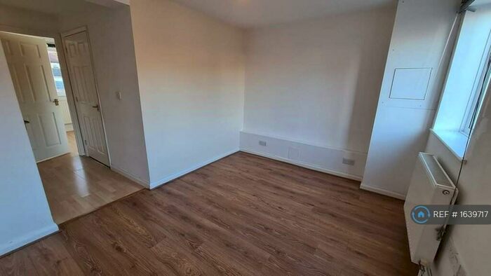 1 Bedroom Flat To Rent In Clarendon Drive, Royal Wootton Bassett, Swindon, SN4