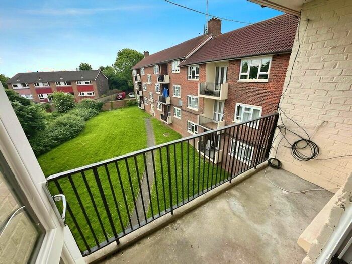 3 Bedroom Flat To Rent In Sheenewood, London, SE26