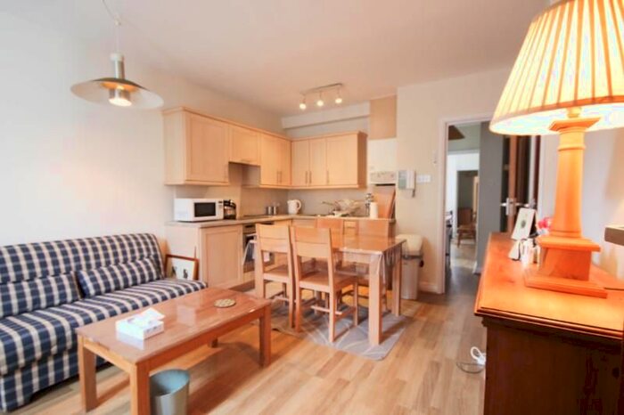 1 Bedroom Flat To Rent In Carillon Court, Oxford Court, Ealing W5