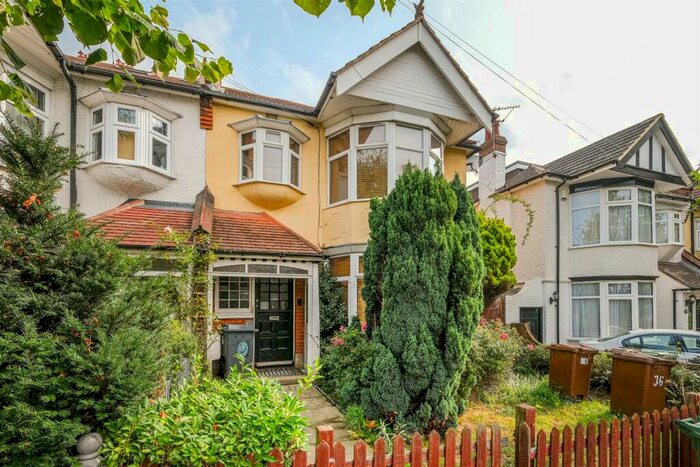 2 Bedroom Flat To Rent In Douglas Road, North Chingford, E4