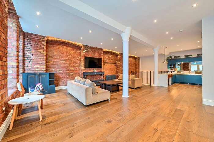 2 Bedroom Maisonette To Rent In Green Walk, London, SE1