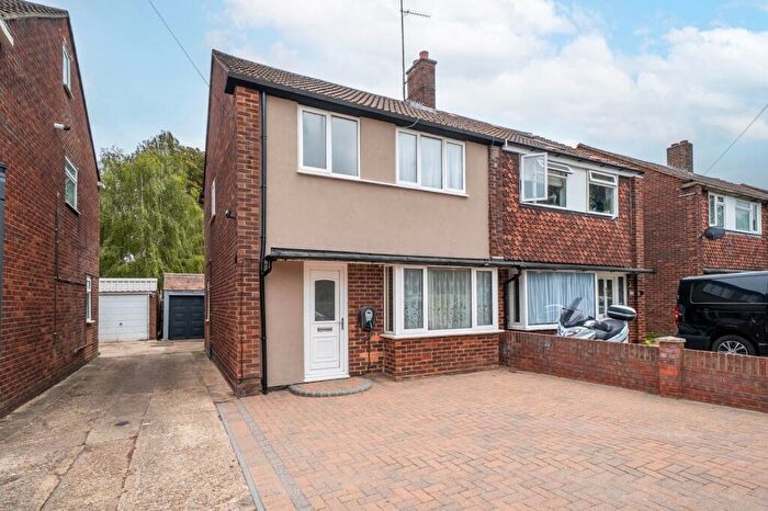 3 Bedroom Semi-Detached House To Rent In London Road, Dunstable, Bedfordshire, LU6