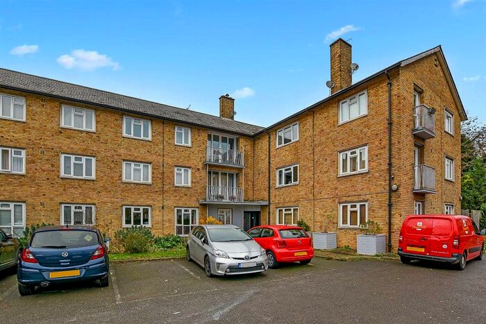 2 Bedroom Flat To Rent In The Spinney, Castelnau, London, SW13