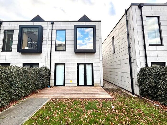 2 Bedroom Town House To Rent In Springfield Lane Salford, M3