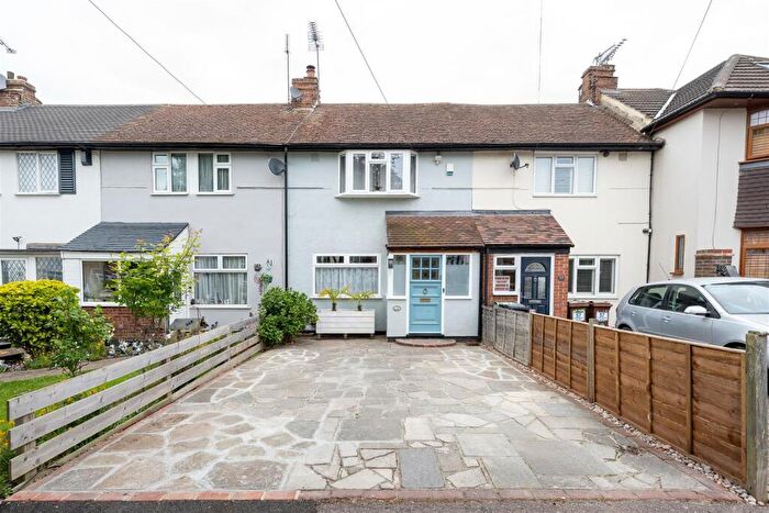 2 Bedroom House For Sale In Hawkdene, Chingford, E4