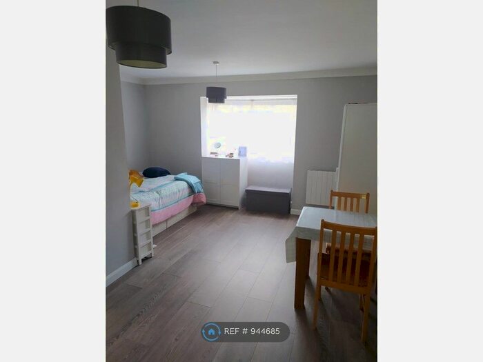 Studio To Rent In Robin House, Maidstone ME16