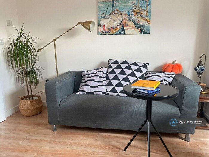 3 Bedroom Flat To Rent In Plough Way, London, SE16