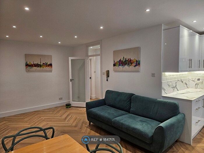 Studio To Rent In Shelburne Court, London, SW15