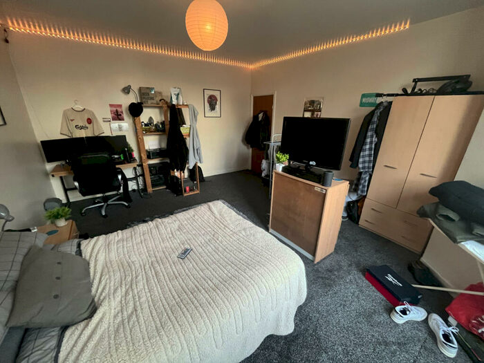 3 Bedroom Apartment To Rent In Cardigan Road, Leeds, West Yorkshire, LS6