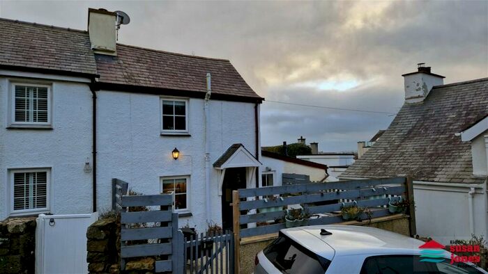 1 Bedroom Semi-Detached House For Sale In Ffordd Caernarfon Road, Pwllheli, LL53