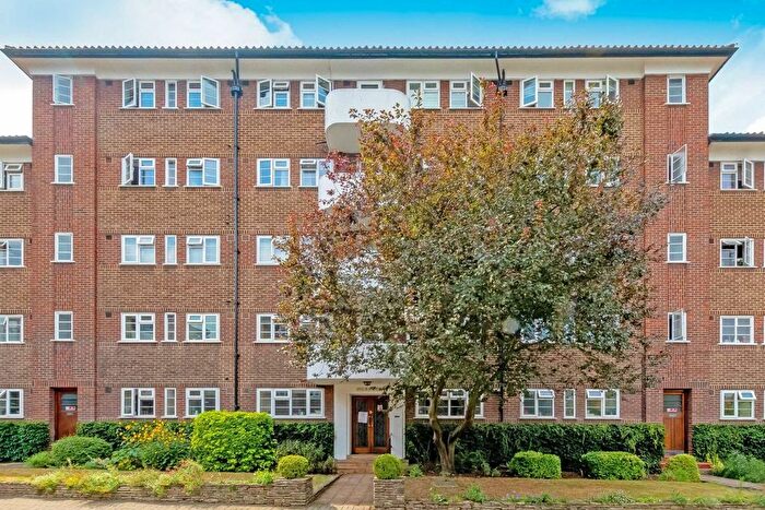 2 Bedroom Flat To Rent In Courtlands, Richmond, TW10