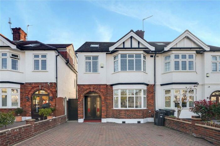 4 Bedroom Semi-Detached House To Rent In South View Drive, London, E18