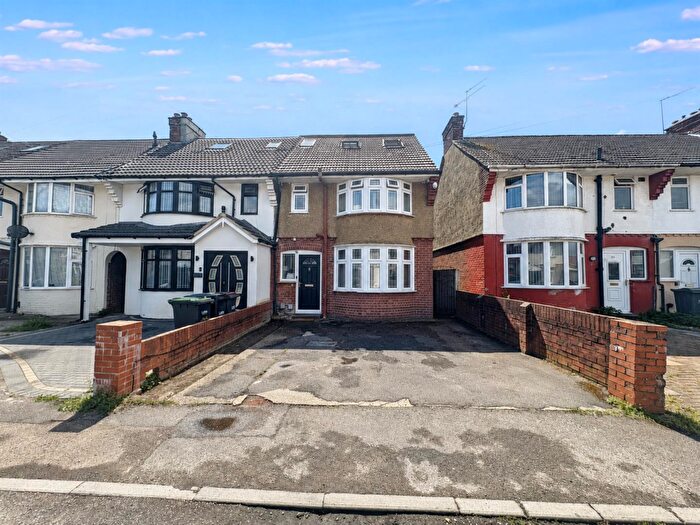 5 Bedroom House For Sale In Brackendale Grove, Luton, LU3