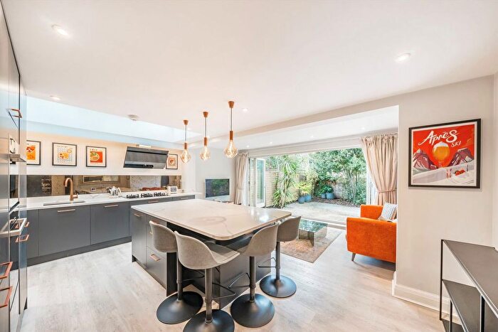 2 Bedroom Flat For Sale In Haldon Road, Wandsworth, SW18