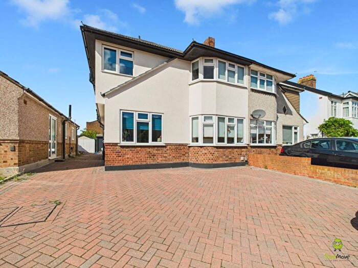 4 Bedroom Semi-Detached House For Sale In Avenue Road, Bexleyheath, DA7