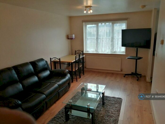 1 Bedroom Flat To Rent In Stoneleigh Road, Ilford, IG5