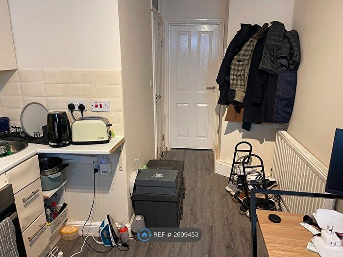 Studio To Rent In Hornsey Road, London, N19