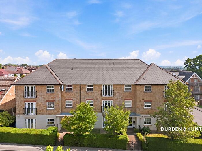 2 Bedroom Flat For Sale In Tomswood Hill, Hainault, IG6