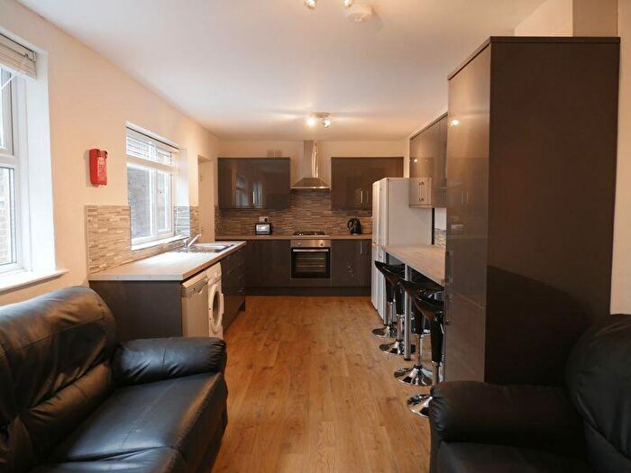 4 Bedroom Semi-Detached House To Rent In Albert Grove, Nottingham, NG7