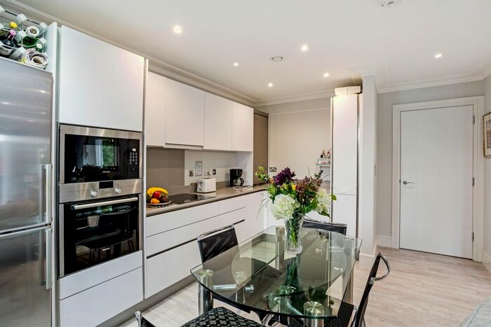 2 Bedroom Flat To Rent In Acre Passage, Windsor, SL4