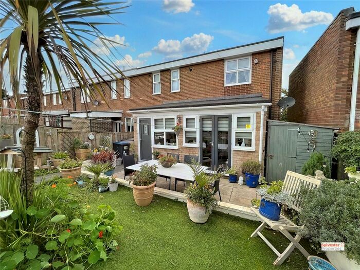 3 Bedroom Semi-Detached House For Sale In Garesfield Gardens, Burnopfield, NE16